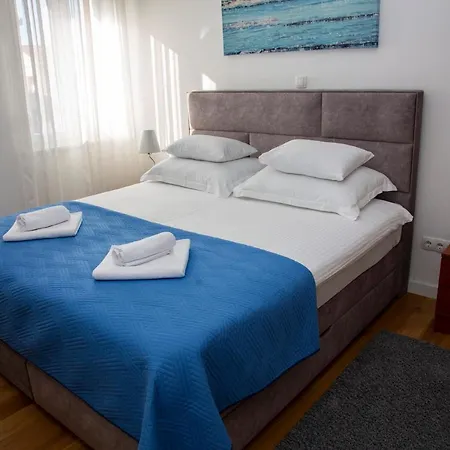 Iadertina Duplex With Garden Daire