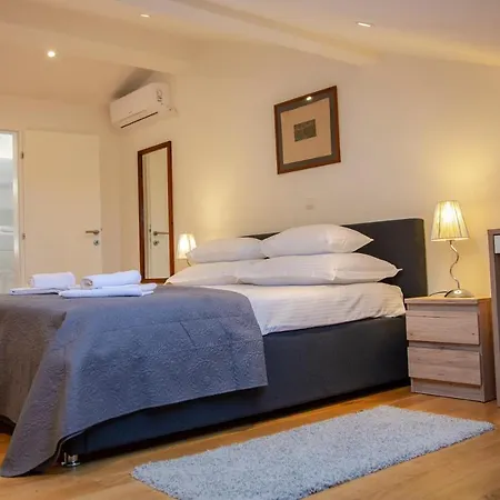 Iadertina Duplex With Garden Daire