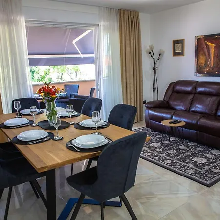 Διαμέρισμα Iadertina Duplex With Garden *