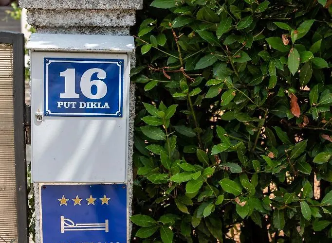 Апартаменти Iadertina Duplex With Garden Задар