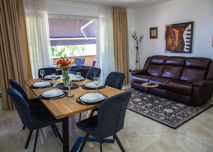 Апартаменти Iadertina Duplex With Garden *